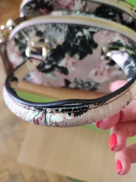 Чанта на марката Guess.