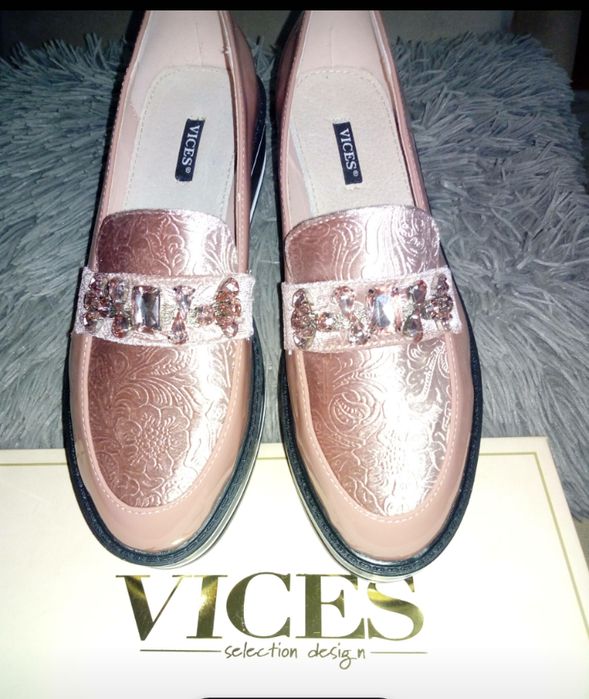 Страхотни чисто нови обувки