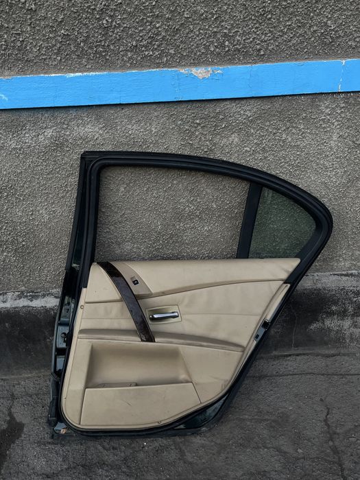 Задняя права дверь на BMW
