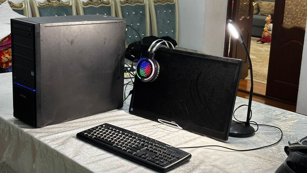 Компьютер игровой с монитором Клавой и мышью