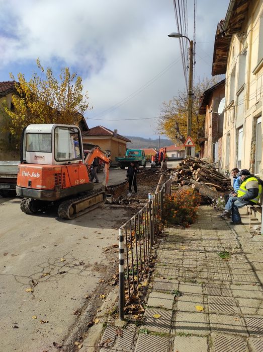 Услуга с мини багер 3т дренажи ями основи изкореняване на дървета