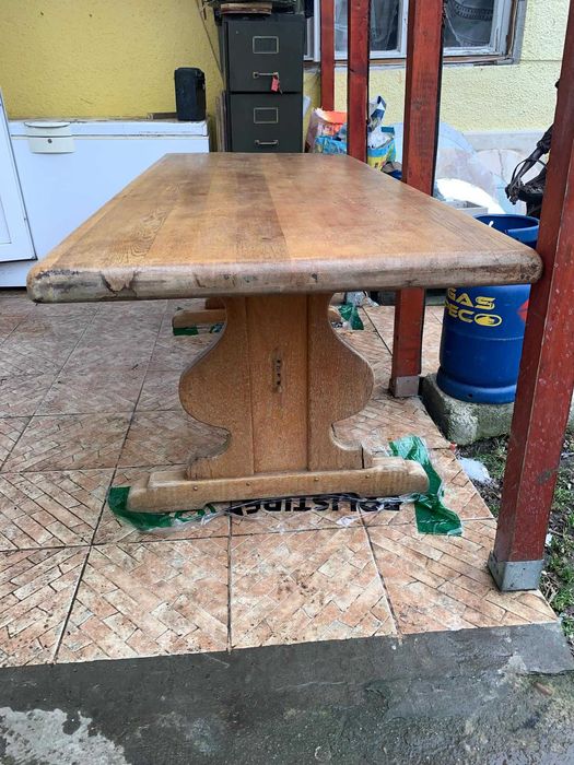 Masa cu blat din lemn masiv cu patru scaune inbracate in piele alba