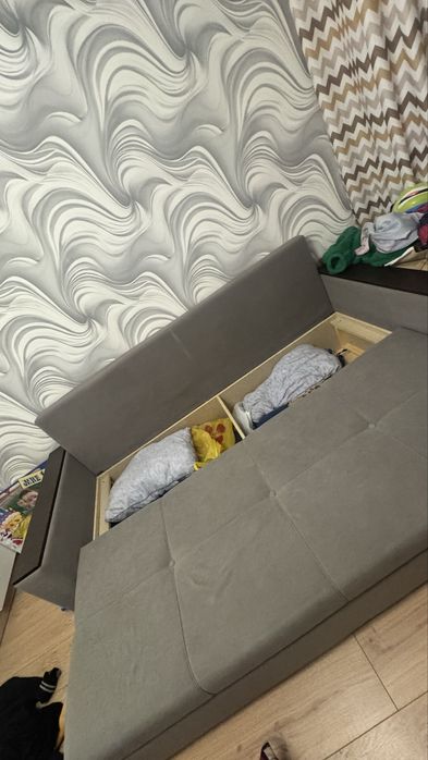 Продам диван в комнату