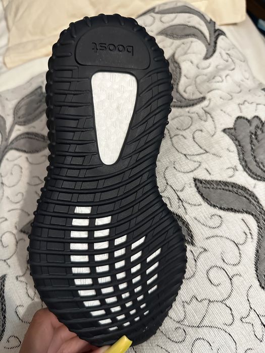 YZY 350V2 CMPCT noi cu eticheta