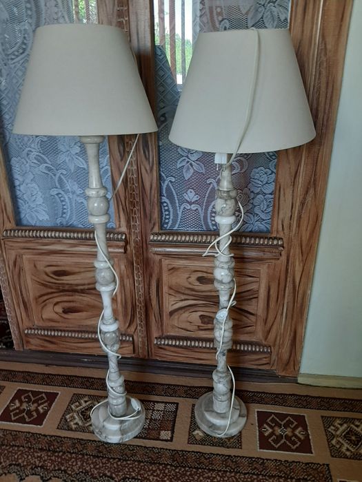 2 lampadare cu piciorul de marmură