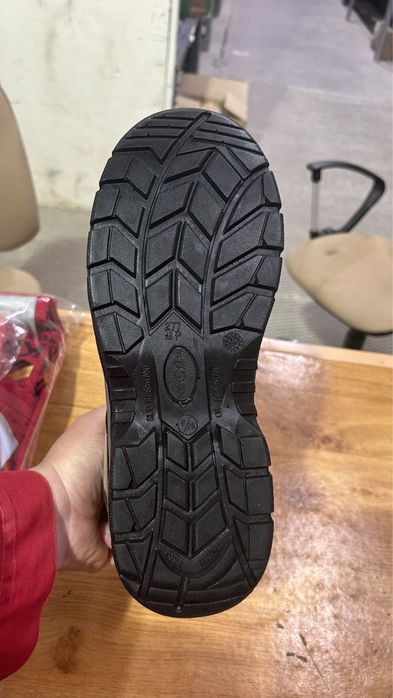 Продам ботинки новые , спец осень-лето