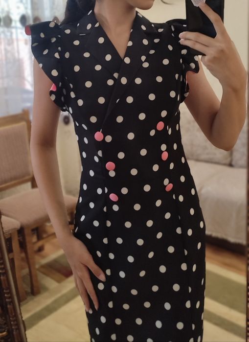 Черное коктейльное платье в горошек