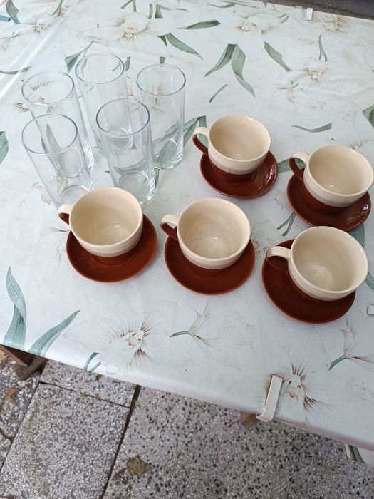 Сервиз за кафе и стъклени чаши