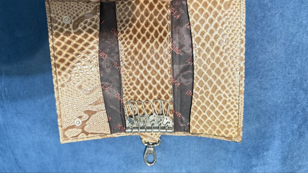 Продам ключницу кожная