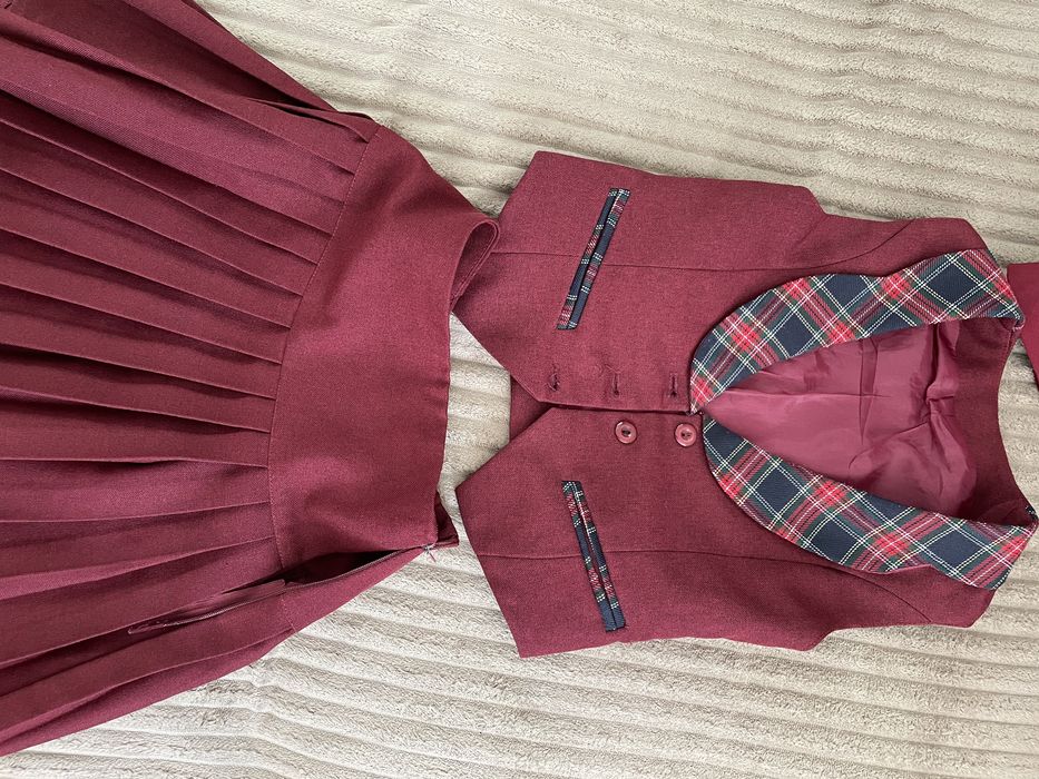 Школьная форма бордового цвета.