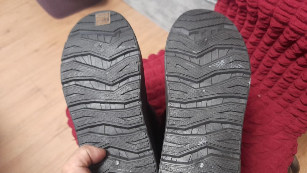 Продавам зимни дамски боти.