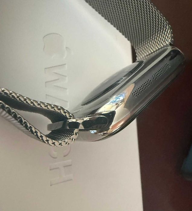 Apple Watch Series 11 Natural Titanium 42 mm GPS + Cellular – 99% Battery Health