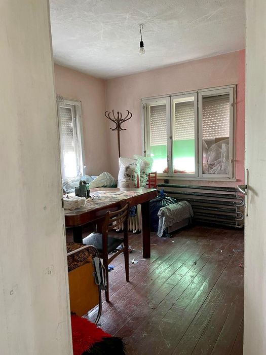 Двуетажна къща с таван и гараж в гр.Меричлери