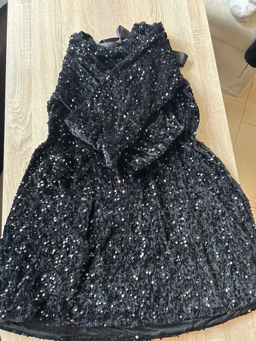 Италианска рокля с черни пайети навсякъде по нея