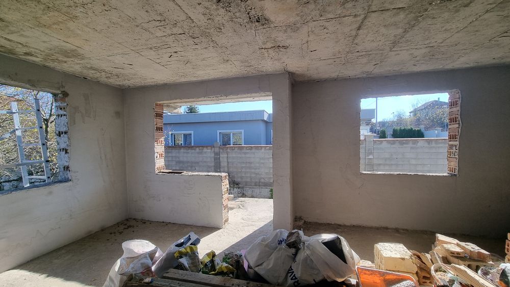 Продавам дворно място 558кв.м. с тухлена къща на 2 етажа