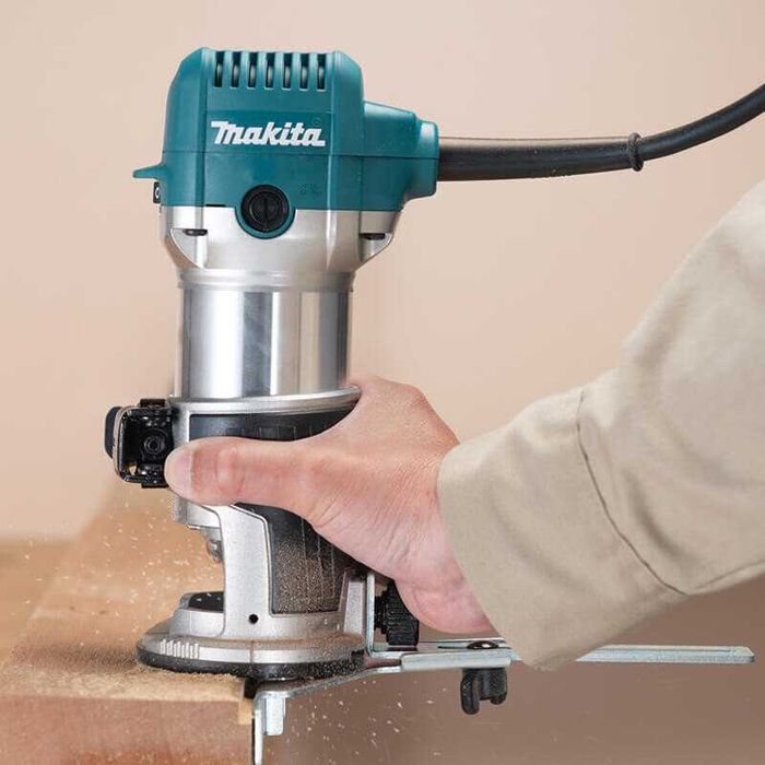 Електрическа оберфреза Makita RT0702CX2 , 710W , цанга 6-8 mm , с приставки и чанта