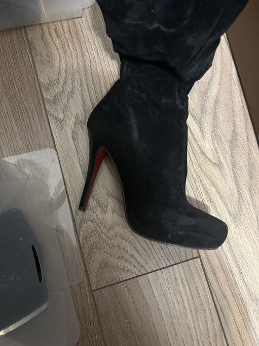 Черни чизми на ток