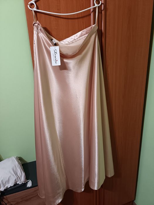 Rochie din satin și bluza din sintetic