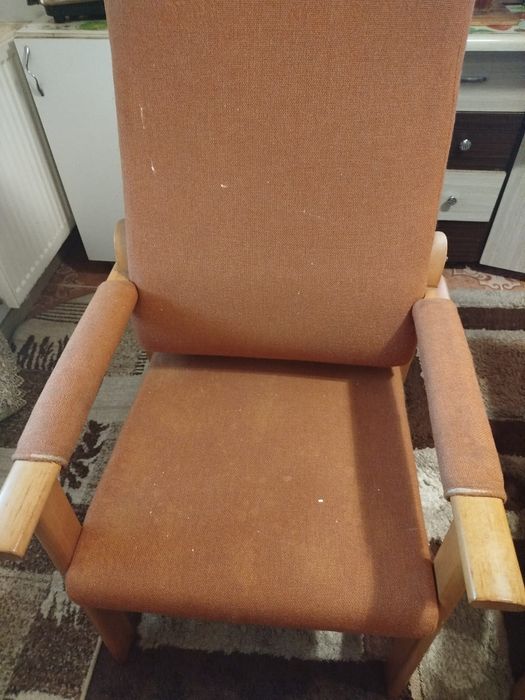 Masa de lemn dur, importată din Anglia cu 6 scaune.