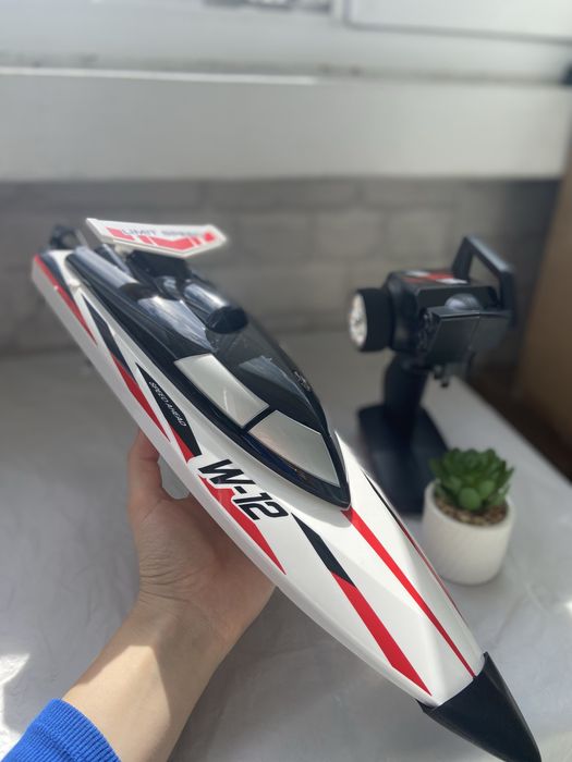 RC лодка – мощна, 35 км/ч, бърза и водоустойчива за забавление