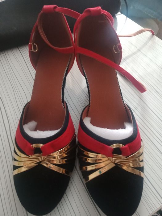 Туфли, красные каблуки