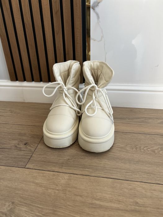 СРОЧНО ПРОДАЮ Зимние дутики молочного цвета