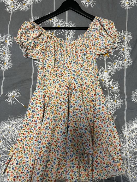 Къса рокля с паднало рамо