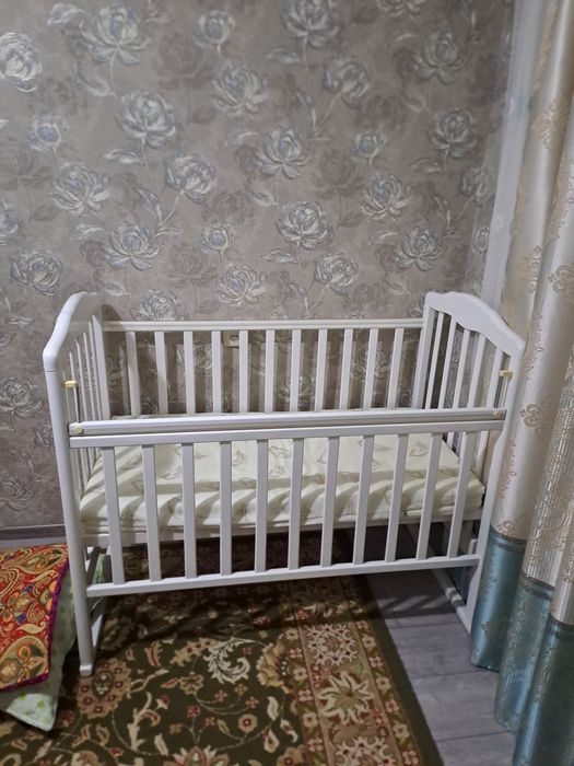 Детская кровать и комод