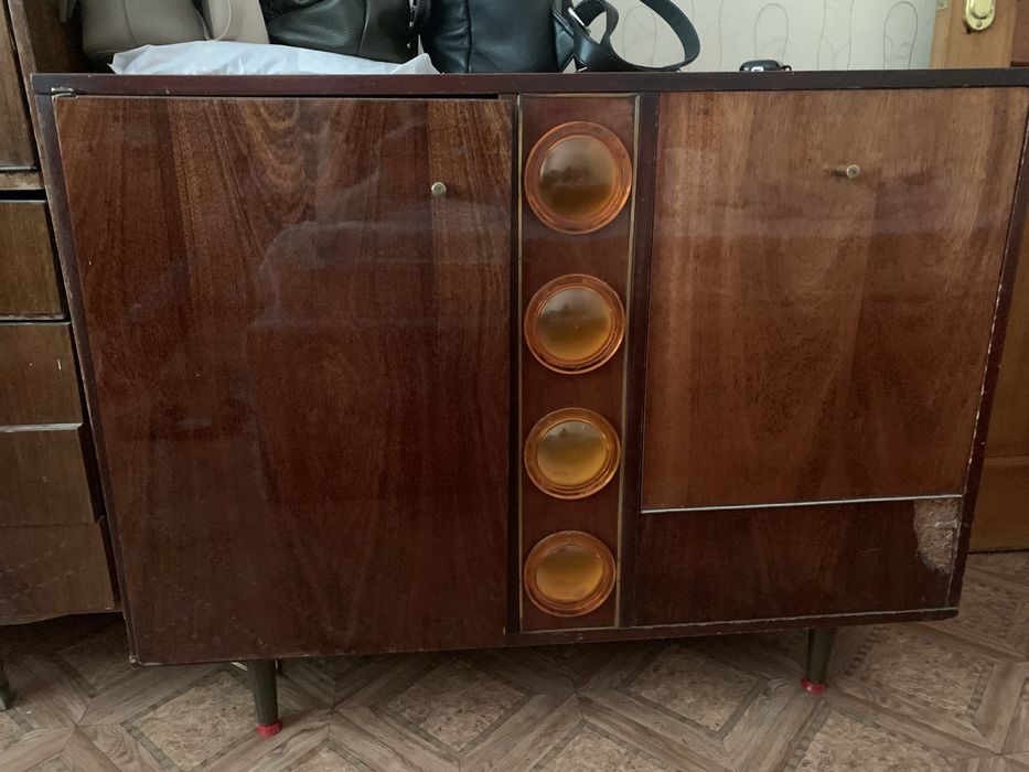 Сервант, тумба- холодильник, чистое дерево.