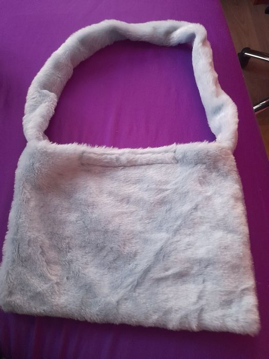 Пухена синя чанта