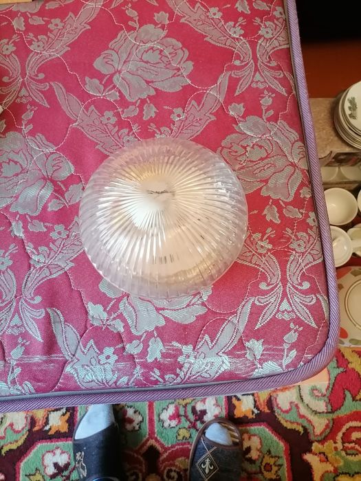 Продам потолочный светильник.