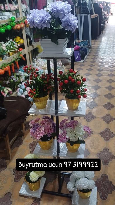 Suniy gullar va patistafkalar sotiladi