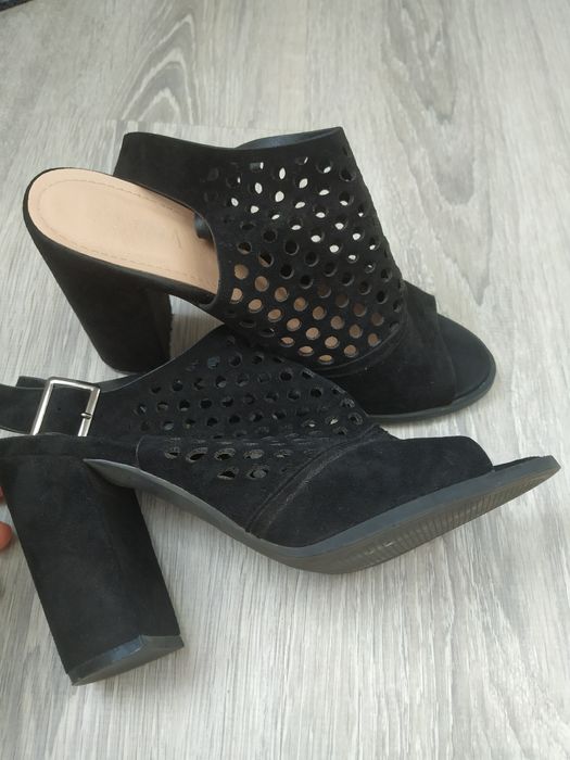 Продам босоножки