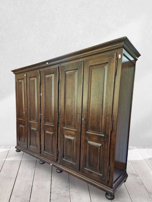 Петкрилен гардероб от тъмен дъбов масив