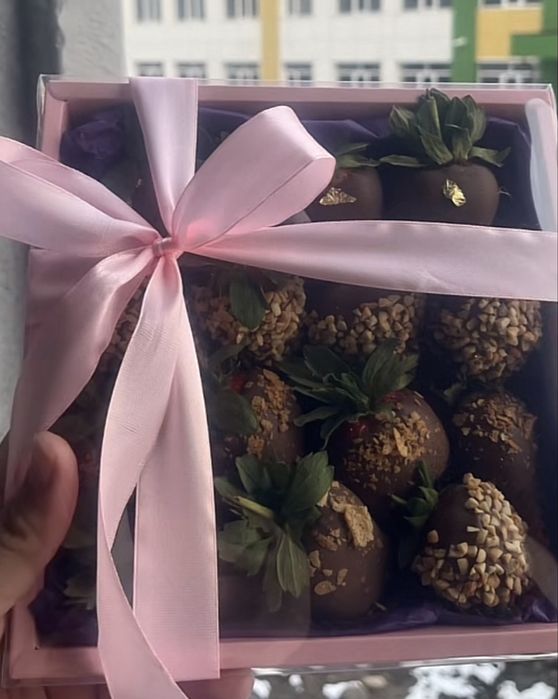 Клубника в шоколаде / финики в шоколаде