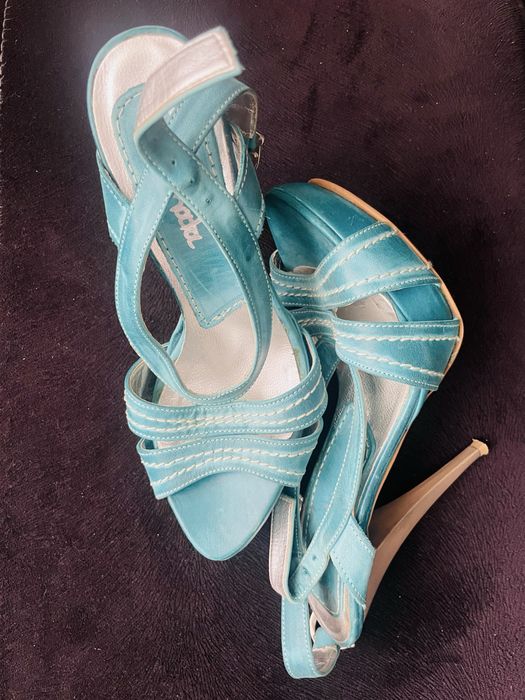 Обувки с висок ток