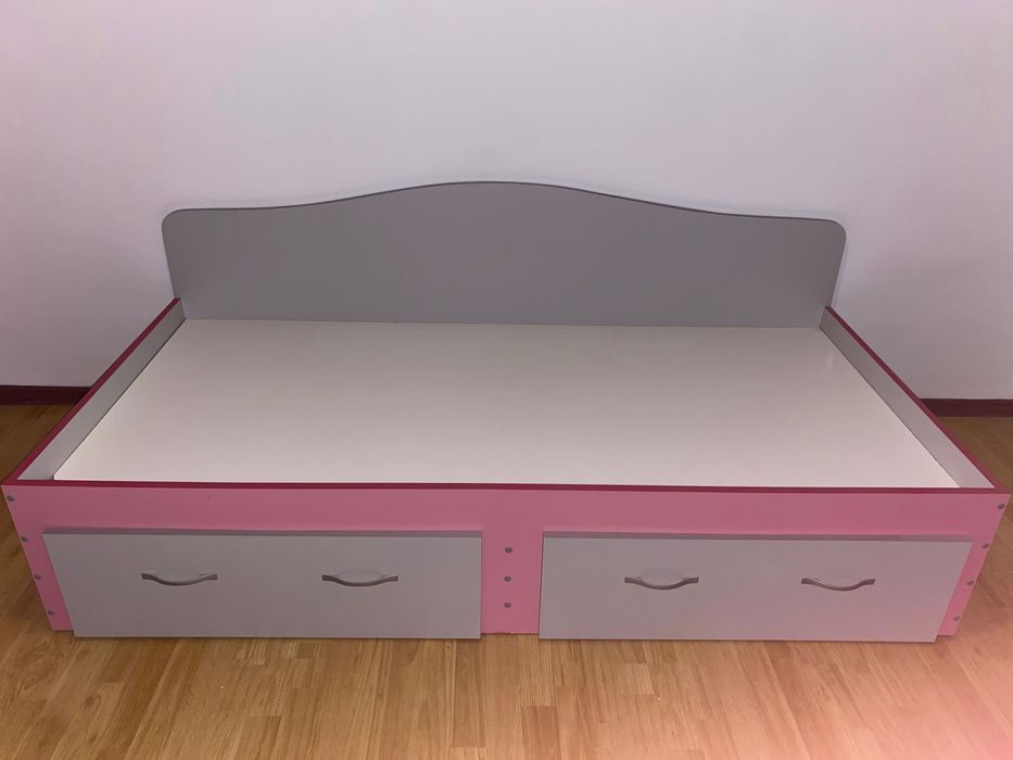 Mobilă roz, în stare foarte bună, formată din birou, pat și dulap.