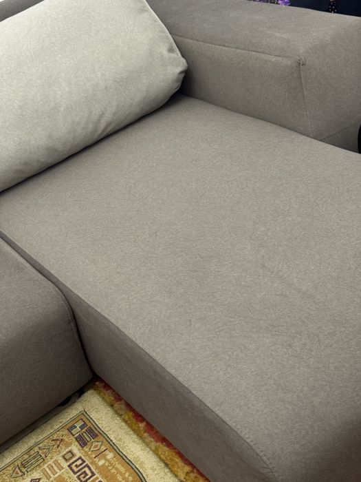 Диван гостинный.