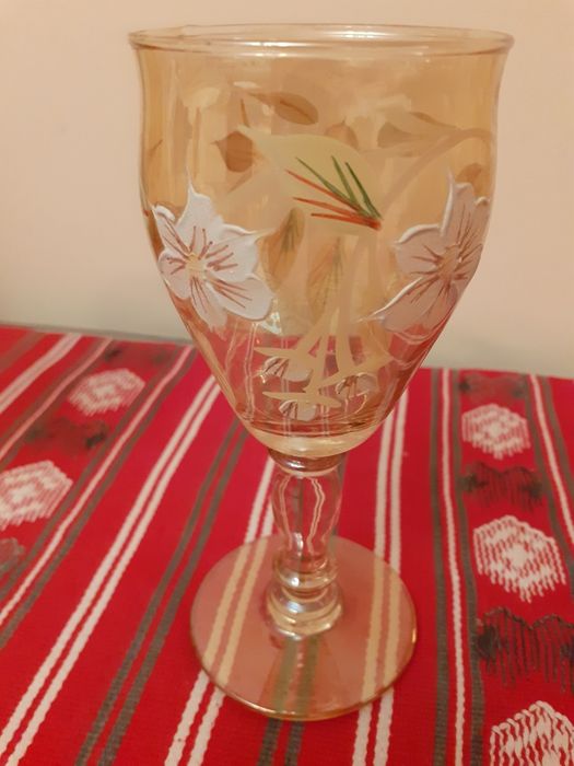 6 pahare cu picior.pictate manual pe sticlă de culoare gălbuie, model