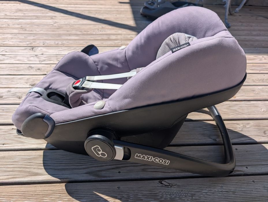 Maxi Cosi Pebble столче / кошче за кола 0-13кг + FamilyFix Isofix база