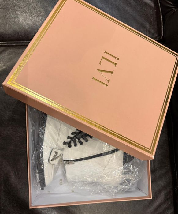 Белые кожаные ботинки осень–весна