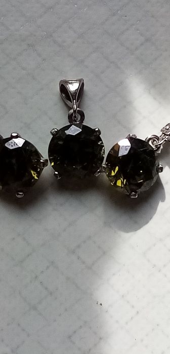 Комплект из серебра с хризолитом в идеальном состоянии. Хороший подаро