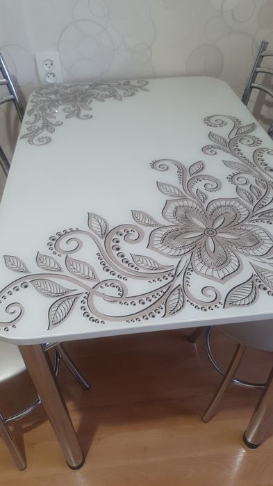 Продаю кухонный стол со стульями