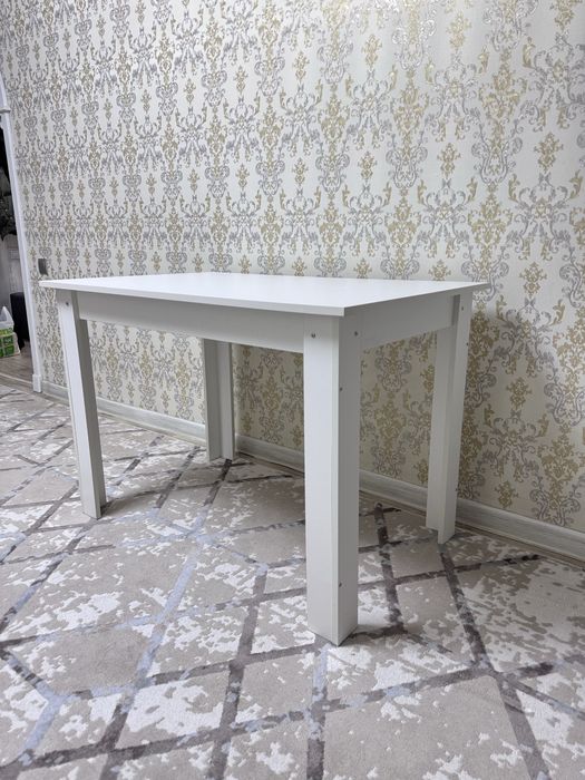 Продам белый стол в хорошем состоянии