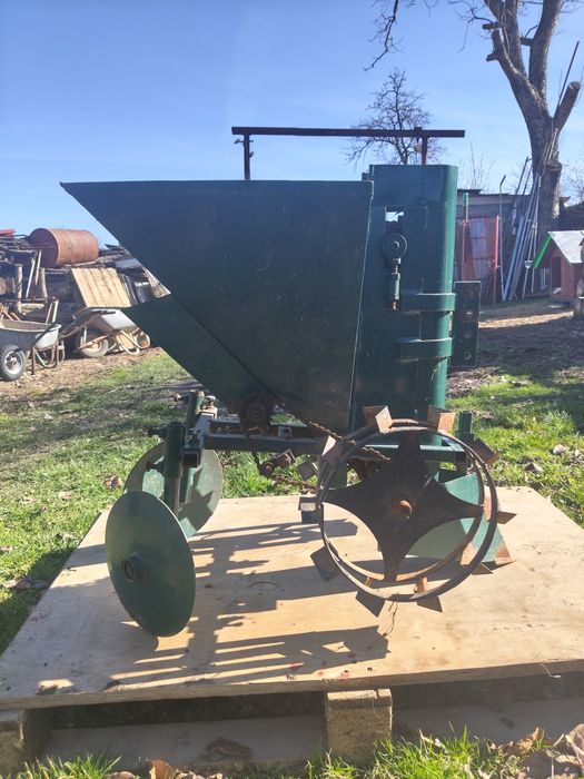 Vand masina de pus cartofii pentru motocultor