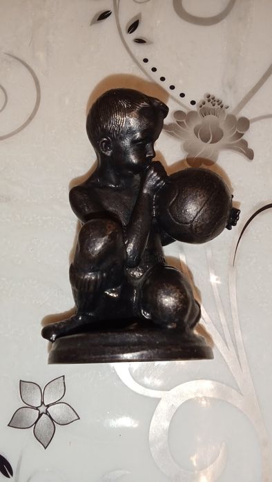 Статуэтка мальчик надувающий мяч. Каслинское литьё