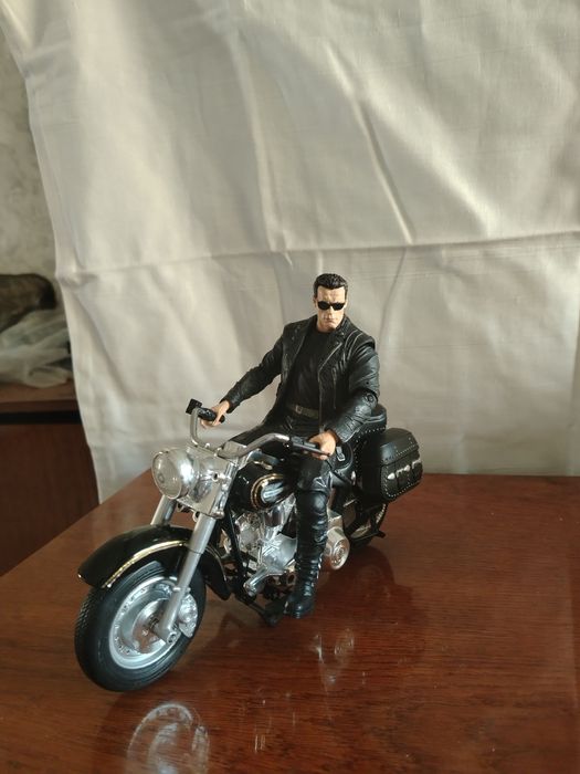 Продам масштабную  модель мотоцикла Харлей Девидсон