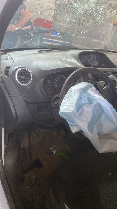 Dezmembrez Renault Kangoo 1.5 diesel 2010