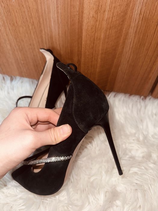 Каблуки черныес старзами