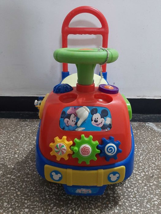 Mașinuță pentru copii, cu sunete și funcții interactive.